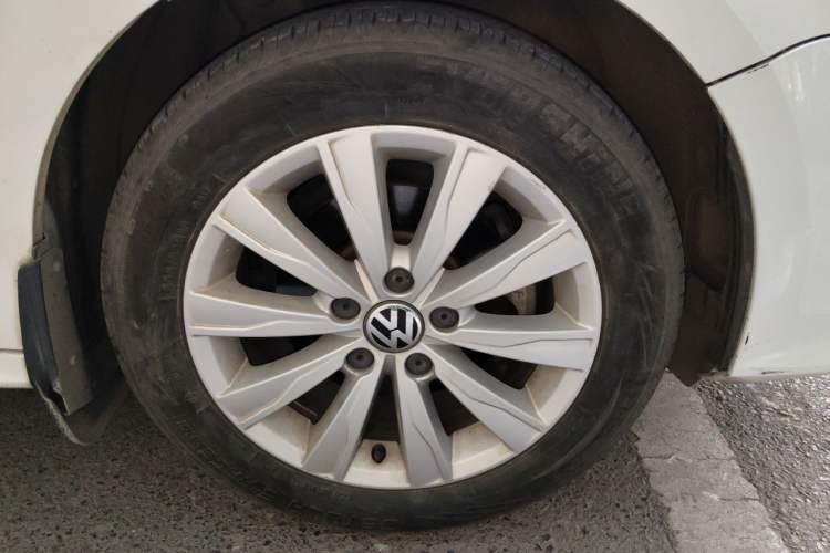 Used Volkswagen Sagitar 2015 1.6L Automatic Comfort Model Right Front Wheel Hub