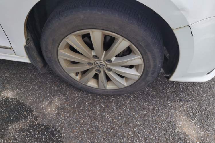 Used Volkswagen Sagitar 2015 230TSI Manual Comfort Version Right Front Wheel Hub