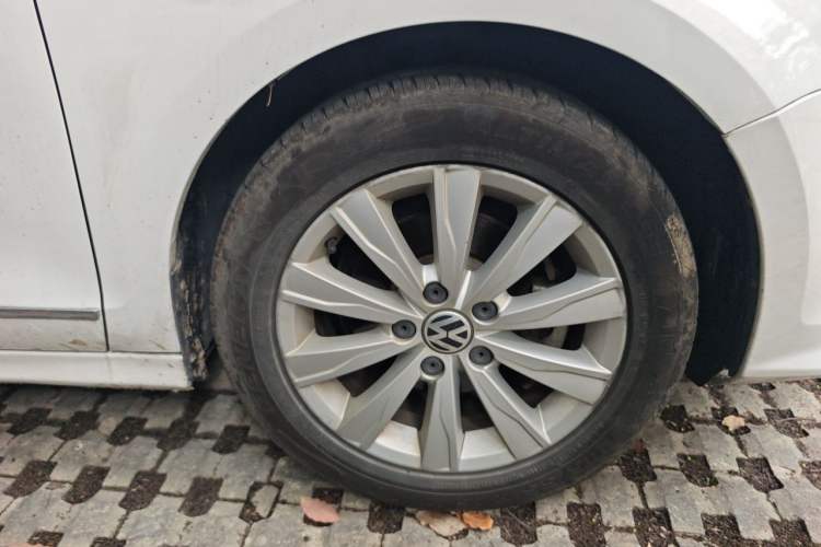 Used Volkswagen Sagitar 2015 1.6L Automatic Comfort Model Right Front Wheel Hub