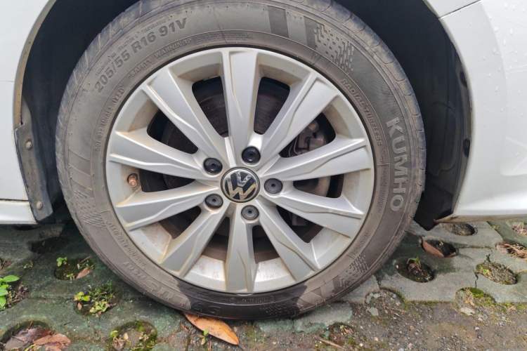 Used Volkswagen Sagitar 2015 230TSI Automatic Comfort Version Right Front Wheel Hub