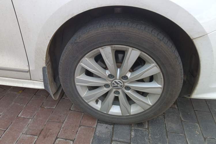 Used Volkswagen Sagitar 2015 1.6L Manual Comfort Model Right Front Wheel Hub