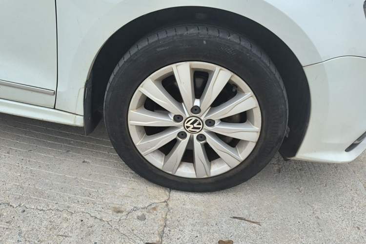 Used Volkswagen Sagitar 2015 230TSI Automatic Comfort Version Right Front Wheel Hub