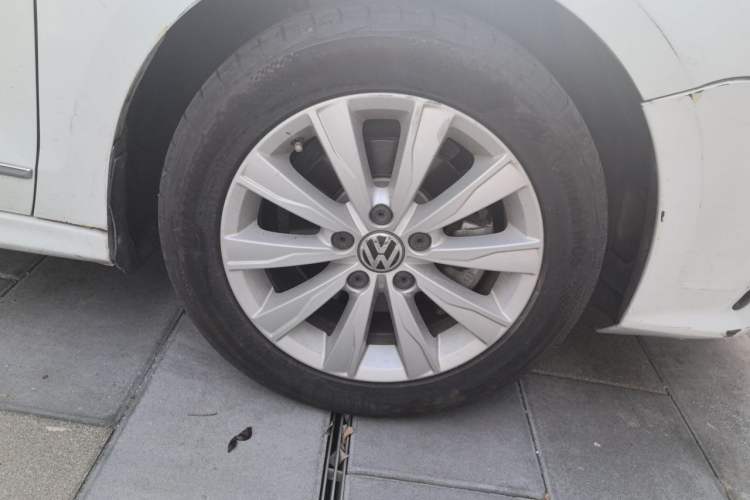 Used Volkswagen Sagitar 2015 1.6L Automatic Comfort Model Right Front Wheel Hub