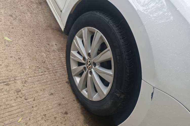 Used Volkswagen Sagitar 2015 1.6L Automatic Comfort Model Right Front Wheel Hub