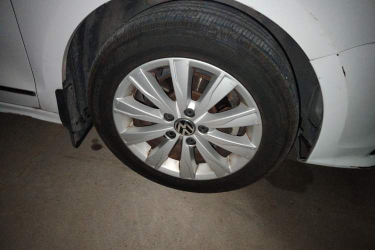 Used Volkswagen Sagitar 2015 1.6L Automatic Comfort Model Right Front Wheel Hub