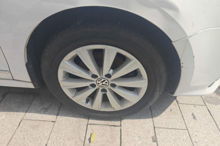 Used Volkswagen Sagitar 2015 1.6L Automatic Comfort Model Right Front Wheel Hub