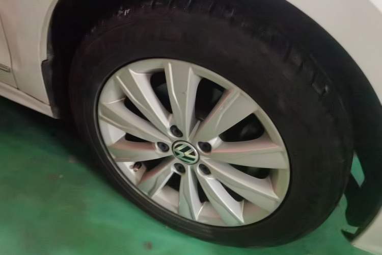 Used Volkswagen Sagitar 2015 230TSI Manual Comfort Version Right Front Wheel Hub