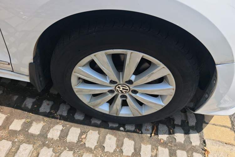 Used Volkswagen Sagitar 2015 230TSI Automatic Comfort Version Right Front Wheel Hub