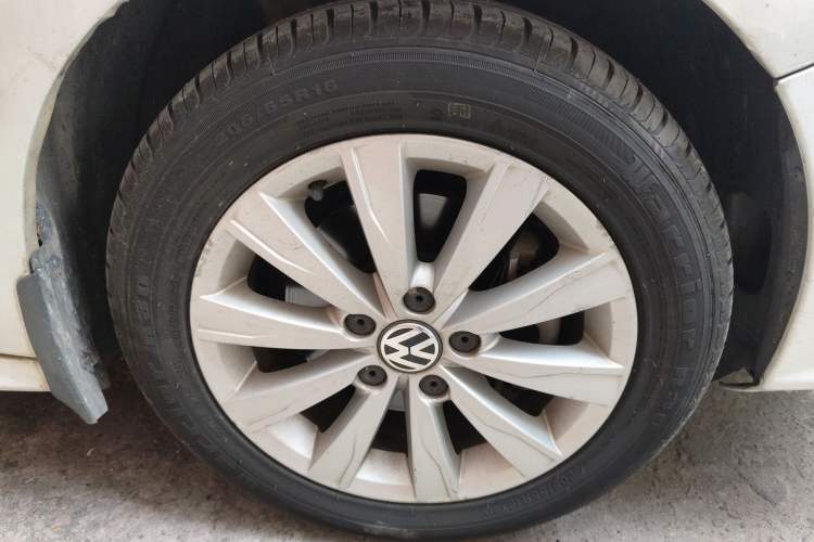Used Volkswagen Sagitar 2015 230TSI Automatic Comfort Version Right Front Wheel Hub
