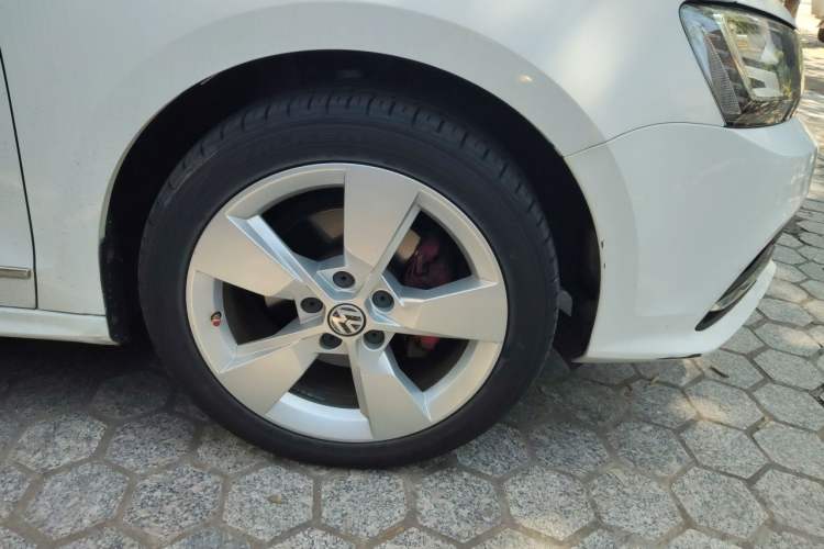 Used Volkswagen Sagitar 2015 230TSI Automatic Comfort Version Right Front Wheel Hub