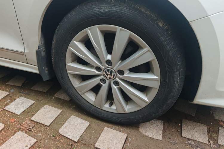 Used Volkswagen Sagitar 2015 230TSI Automatic Comfort Version Right Front Wheel Hub