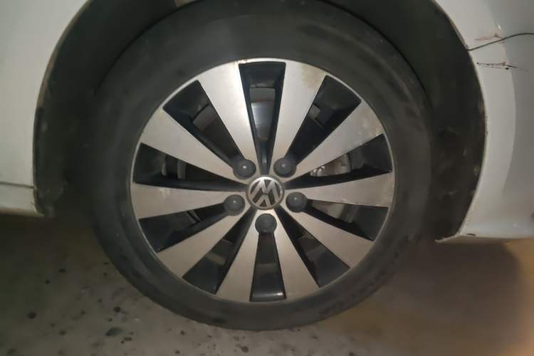 Used Volkswagen Sagitar 2015 230TSI Automatic Luxury Model Right Front Wheel Hub