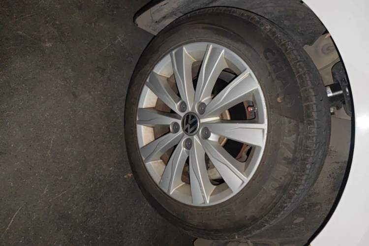 Used Volkswagen Sagitar 2015 1.6L Manual Comfort Model Right Front Wheel Hub