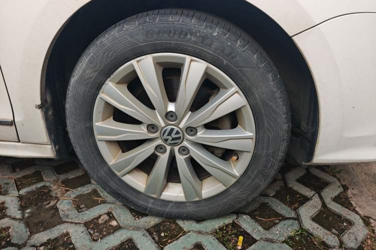 Used Volkswagen Sagitar 2015 230TSI Automatic Comfort Version Right Front Wheel Hub
