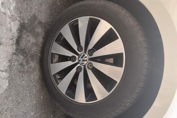 Used Volkswagen Sagitar 2015 230TSI Automatic Luxury Model Right Front Wheel Hub
