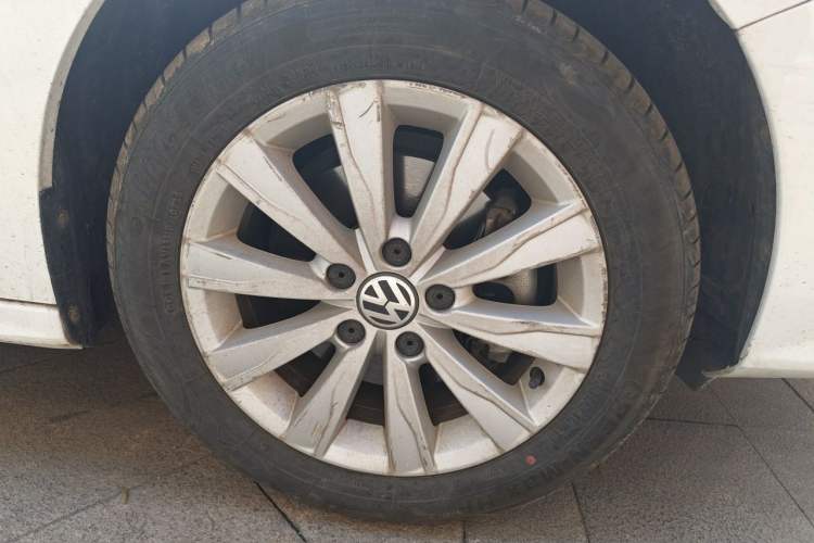 Used Volkswagen Sagitar 2015 230TSI Automatic Comfort Version Right Front Wheel Hub