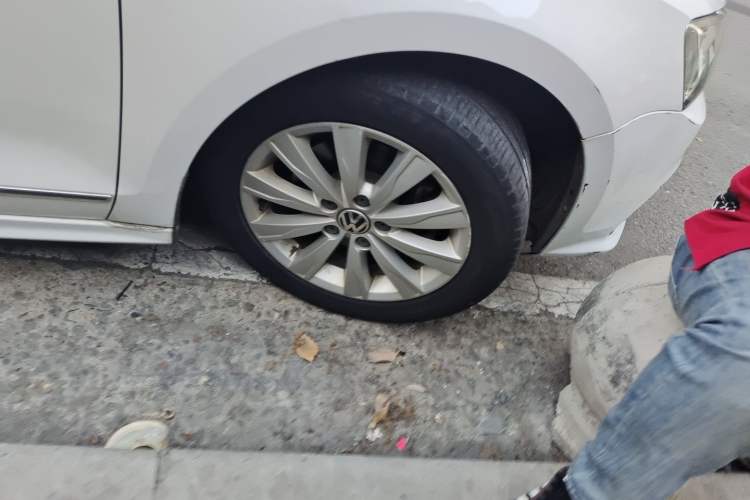 Used Volkswagen Sagitar 2015 230TSI Manual Comfort Version Right Front Wheel Hub
