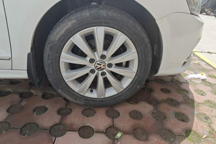 Used Volkswagen Sagitar 2015 1.6L Manual Comfort Model Right Front Wheel Hub