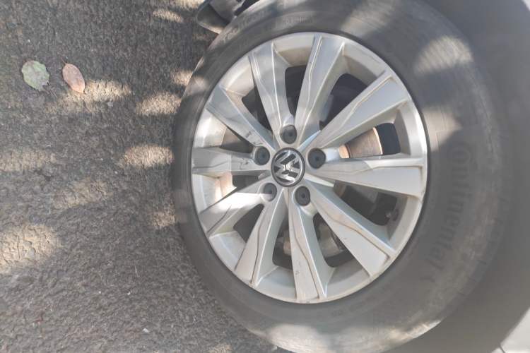 Used Volkswagen Sagitar 2015 1.6L Automatic Comfort Model Right Front Wheel Hub