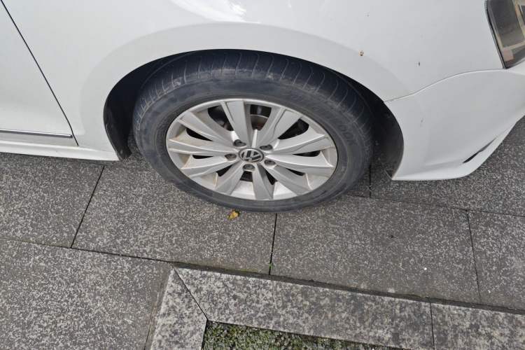 Used Volkswagen Sagitar 2015 1.6L Automatic Comfort Model Right Front Wheel Hub