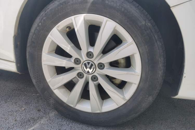 Used Volkswagen Sagitar 2015 230TSI Automatic Comfort Version Right Front Wheel Hub