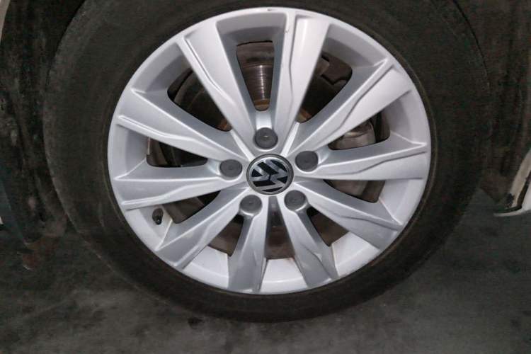 Used Volkswagen Sagitar 2015 1.6L Automatic Comfort Model Right Front Wheel Hub