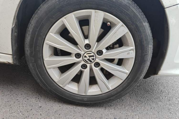 Used Volkswagen Sagitar 2015 230TSI Automatic Comfort Version Right Front Wheel Hub