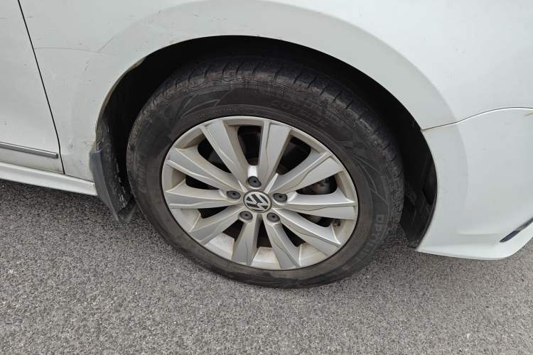 Used Volkswagen Sagitar 2015 1.6L Automatic Comfort Model Right Front Wheel Hub