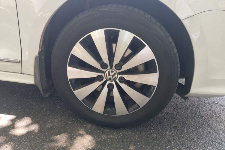 Used Volkswagen Sagitar 2015 230TSI Automatic Luxury Model Right Front Wheel Hub