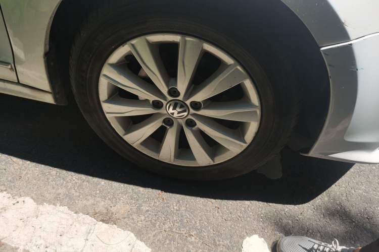 Used Volkswagen Sagitar 2015 1.6L Automatic Comfort Model Right Front Wheel Hub