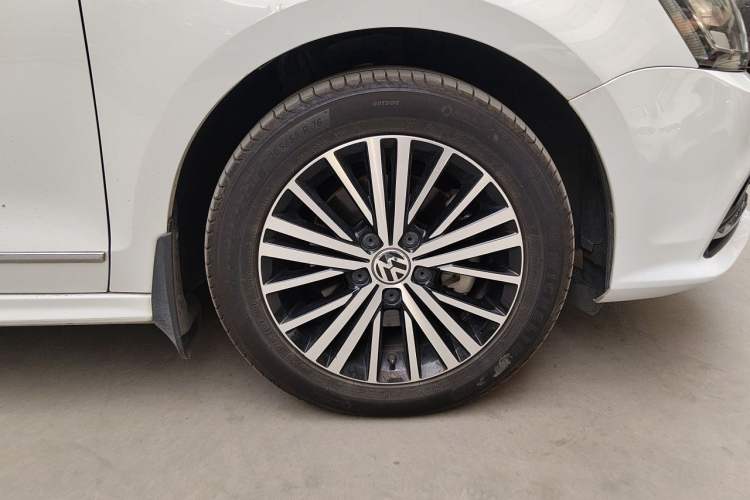 Used Volkswagen Sagitar 2015 280TSI Automatic Flagship Model Right Front Wheel Hub