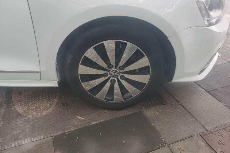 Used Volkswagen Sagitar 2015 230TSI Automatic Luxury Model Right Front Wheel Hub
