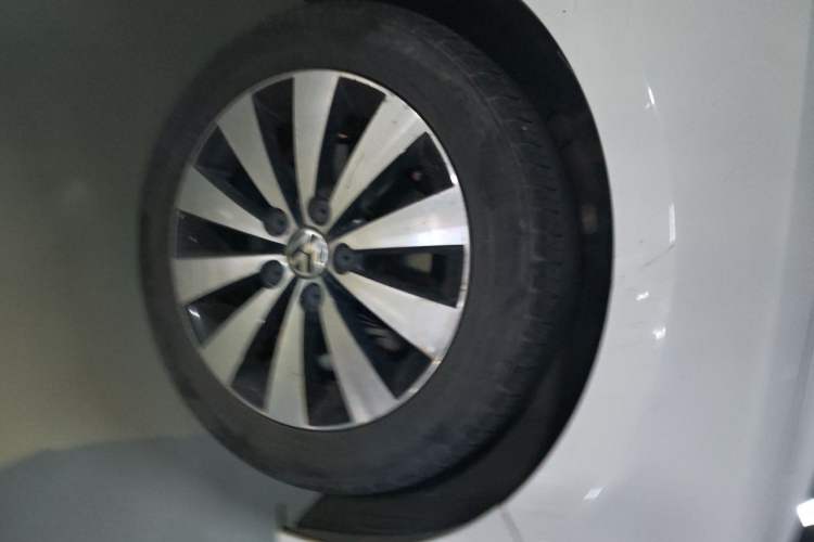 Used Volkswagen Sagitar 2015 230TSI Automatic Luxury Model Right Front Wheel Hub
