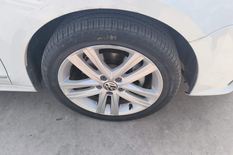 Used Volkswagen Sagitar 2015 230TSI Automatic Comfort Version Right Front Wheel Hub