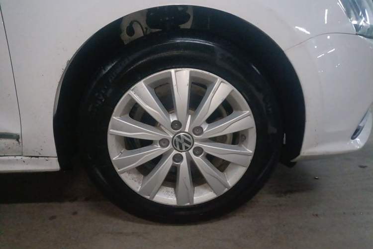 Used Volkswagen Sagitar 2015 1.6L Automatic Comfort Model Right Front Wheel Hub