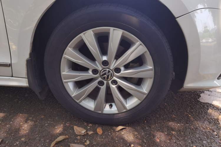 Used Volkswagen Sagitar 2015 1.6L Automatic Comfort Model Right Front Wheel Hub