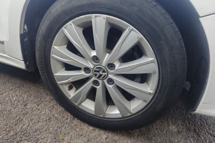 Used Volkswagen Sagitar 2015 1.6L Manual Comfort Model Right Front Wheel Hub