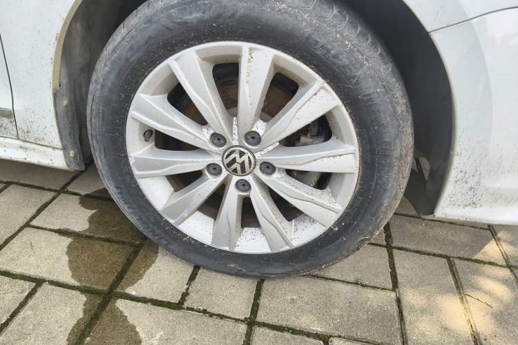 Used Volkswagen Sagitar 2015 1.6L Manual Comfort Model Right Front Wheel Hub