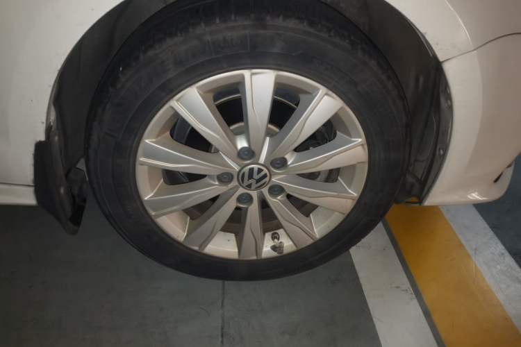 Used Volkswagen Sagitar 2015 1.6L Automatic Comfort Model Right Front Wheel Hub