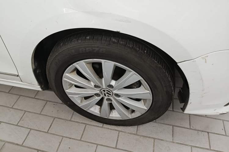 Used Volkswagen Sagitar 2015 230TSI Automatic Comfort Version Right Front Wheel Hub