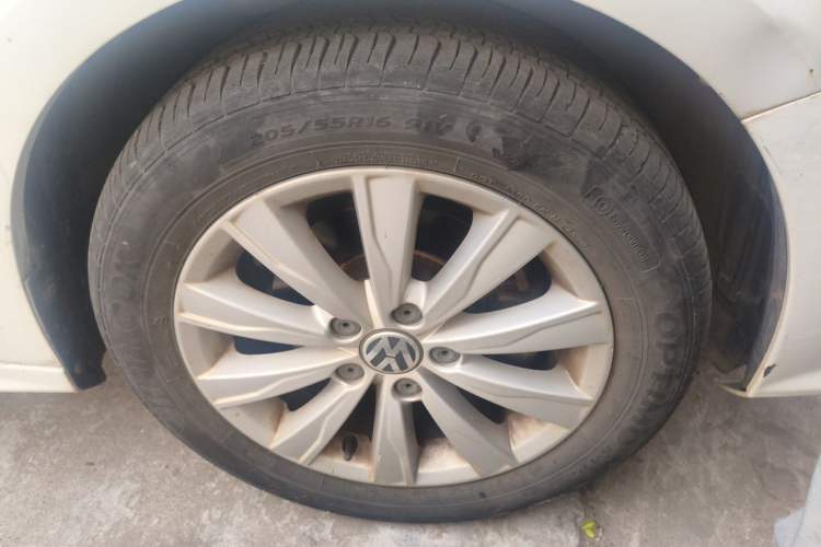 Used Volkswagen Sagitar 2015 1.6L Automatic Comfort Model Right Front Wheel Hub