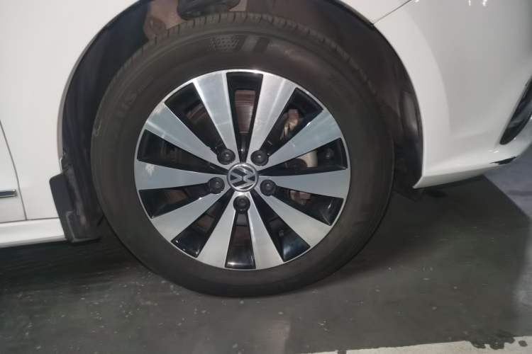 Used Volkswagen Sagitar 2015 230TSI Automatic Luxury Model Right Front Wheel Hub