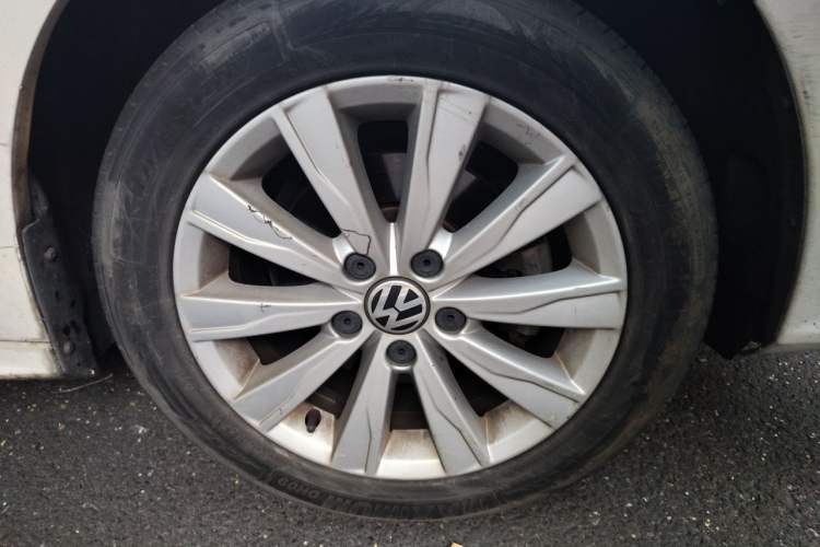 Used Volkswagen Sagitar 2015 1.6L Automatic Comfort Model Right Front Wheel Hub