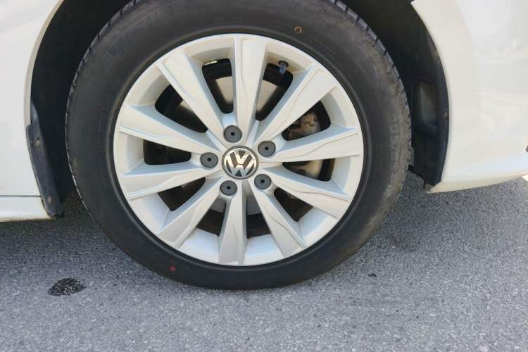Used Volkswagen Sagitar 2015 230TSI Automatic Comfort Version Right Front Wheel Hub