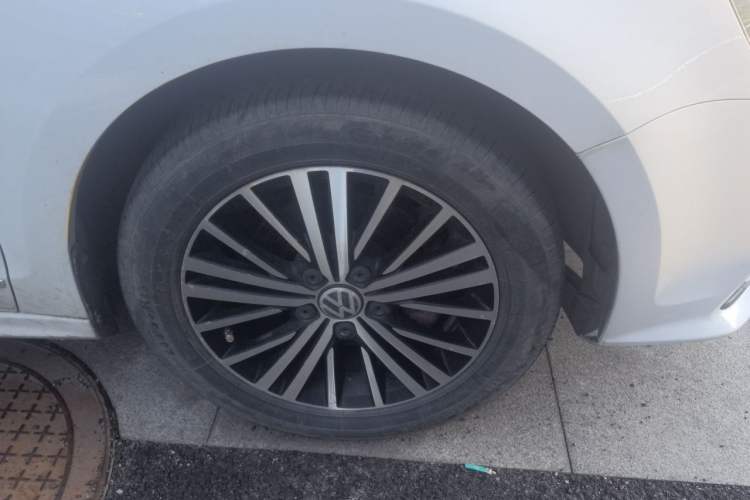 Used Volkswagen Sagitar 2015 230TSI Automatic Comfort Version Right Front Wheel Hub