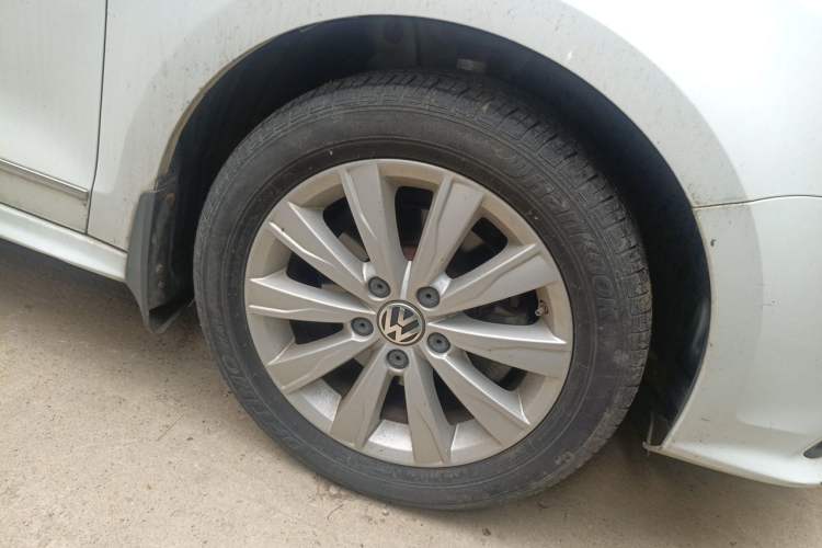 Used Volkswagen Sagitar 2015 1.6L Manual Comfort Model Right Front Wheel Hub