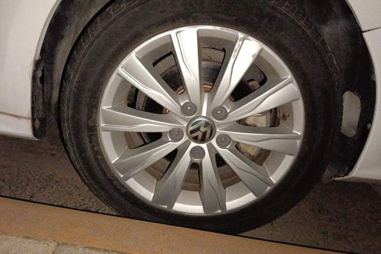 Used Volkswagen Sagitar 2015 1.6L Automatic Comfort Model Right Front Wheel Hub