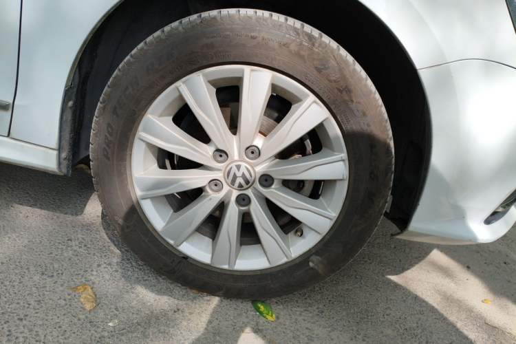 Used Volkswagen Sagitar 2015 1.6L Manual Comfort Model Right Front Wheel Hub