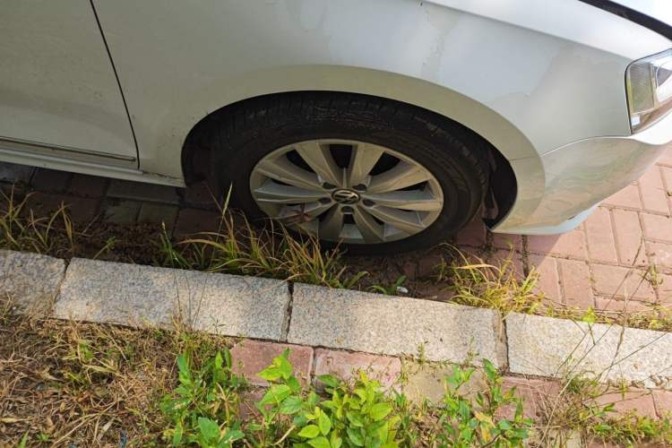 Used Volkswagen Sagitar 2015 230TSI Automatic Comfort Version Right Front Wheel Hub