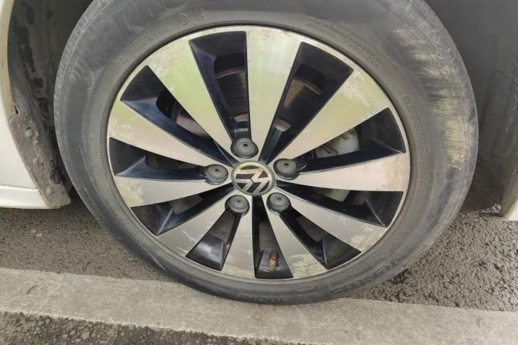 Used Volkswagen Sagitar 2015 230TSI Manual Comfort Version Right Front Wheel Hub
